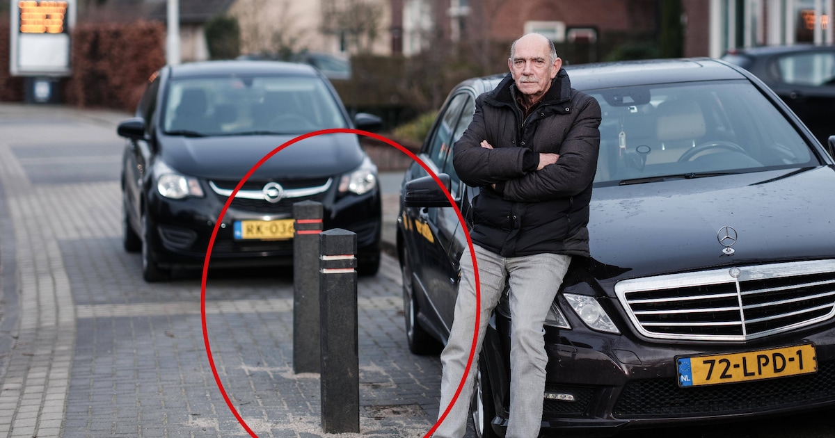 Ineens ziet Gerrit twee paaltjes op parkeerplek voor zijn huis, en het antwoord van de gemeente is b