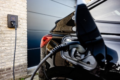 Nederland telt nu twee miljoen elektrische auto’s: een op de vijf personenauto’s rijdt (deels) op stroom