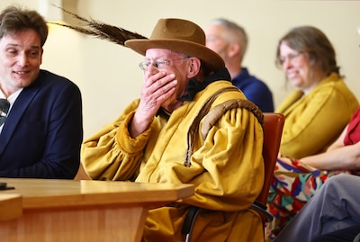 Het elfde lintje blijkt voor Fred: ‘Voor u staat een stadsdichter met een mond vol tanden’