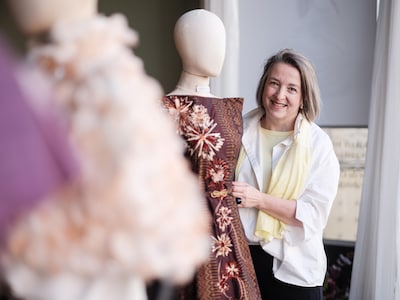 Saskia begon pas op haar 45ste als modeontwerper; nu reist haar kleding de hele wereld over