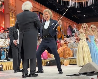 André Rieu (76) gaat los op podium met hitduo, kijkers geloven ogen niet: 3 miljoen views