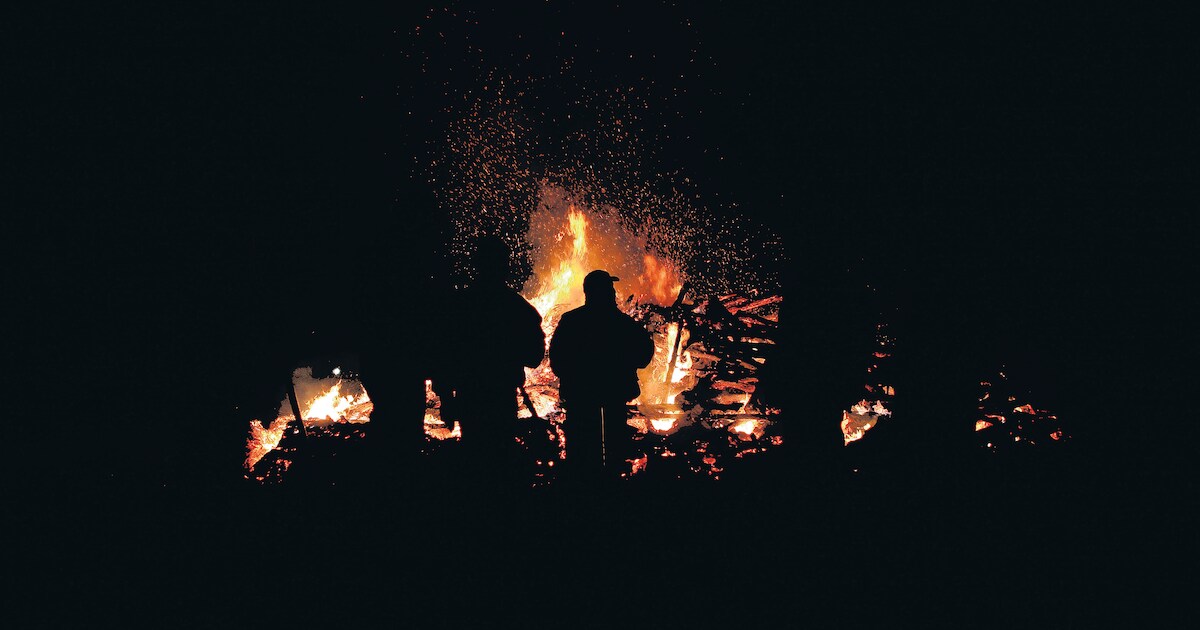 Met fakkels en muziek in optocht door Megchelen richting Paasvuur