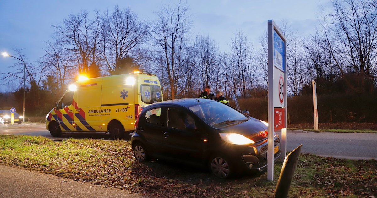 Auto raakt van de weg in Sint Agatha, Heerstraat afgesloten