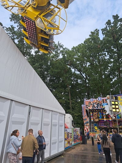Feesttent Wijchense kermis groter dan bedacht: Booster suist nu rakelings langs het dak