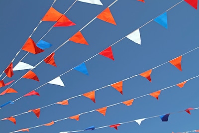 Alles over Koningsdag 2026 in Buren: reveille, optocht, vrijmarkt en Pub Quiz