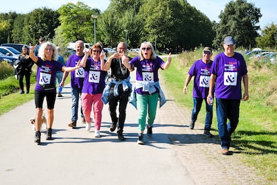 Duiven krijgt uitleg over wandelestafette tegen kanker