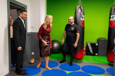 Koningin Máxima op blote voeten in buurthuis, slaat bokshandschoenen af