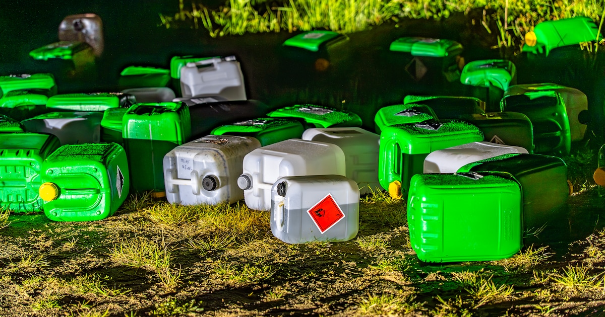 Politie onderzoekt gedumpte jerrycans in Millingen aan de Rijn