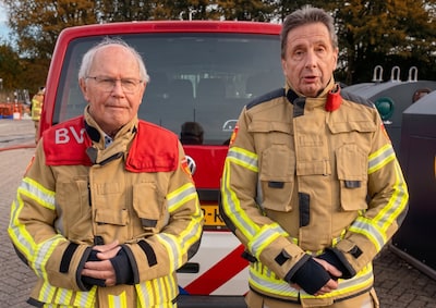 Auto en caravan in lichterlaaie voor feestje van jeugdbrandweer: ‘Soms is het wel spannend’