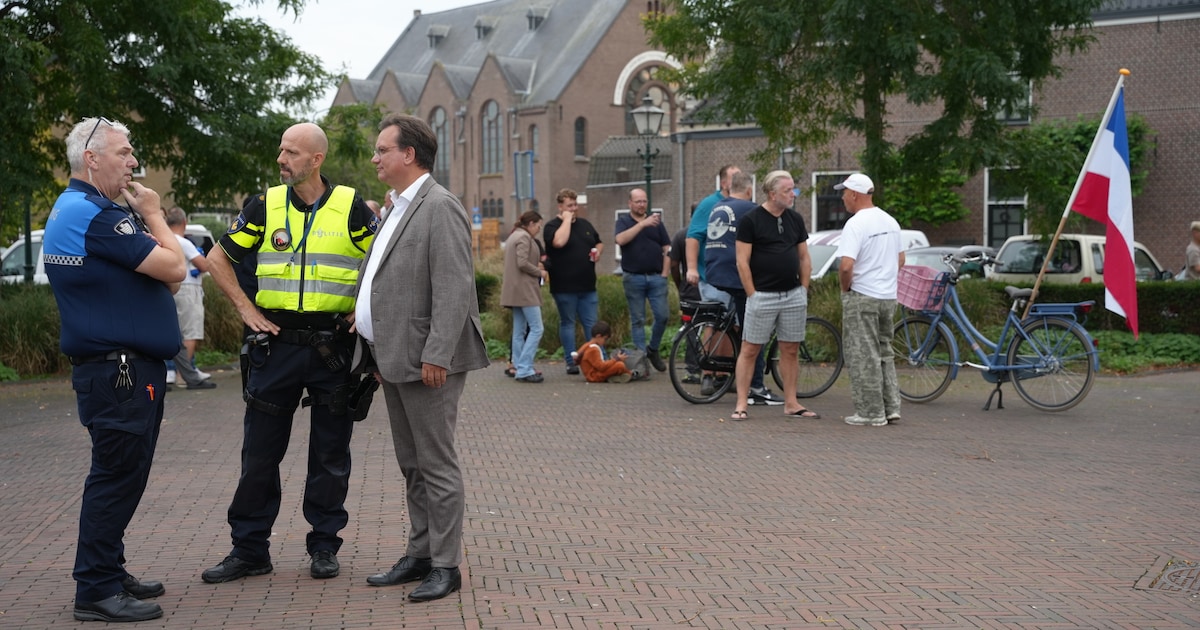 Protest met lage opkomst op het Kolkplein in Bunschoten rustig verlopen