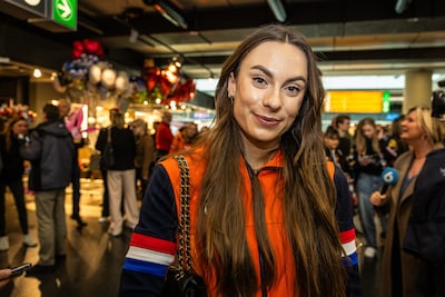 Femke Kok slaat terug met moeder Monique-parodie na bakken kritiek op ‘vriendje’-opmerking van coach