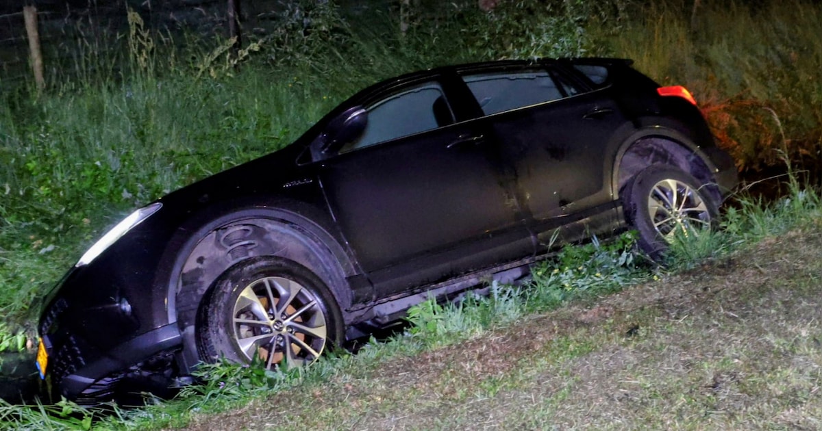 Auto komt zijwaarts in sloot terecht in Eck en Wiel