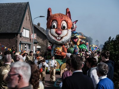 Duizenden toeschouwers kijken hun ogen uit in ‘Halfvastenhoofdstad’ Angerlo