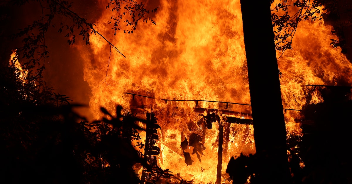 Grote brand breekt uit in bijgebouw op Driebergseweg in Zeist