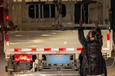 Jaloezie drijft vrouw tot levensgevaarlijke rit achterop pick-up van haar man, beelden gaan viraal