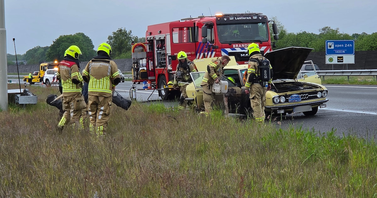 Oldtimer in brand langs de A30 bij Ede
