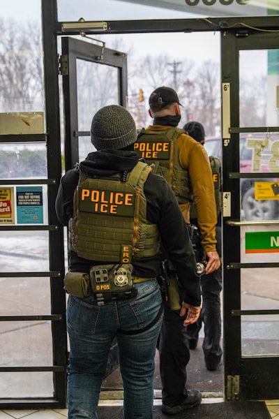 Opgestapte ICE-advocaat getuigt over gaten in opleiding tot ICE-agent sinds bezuinigingen