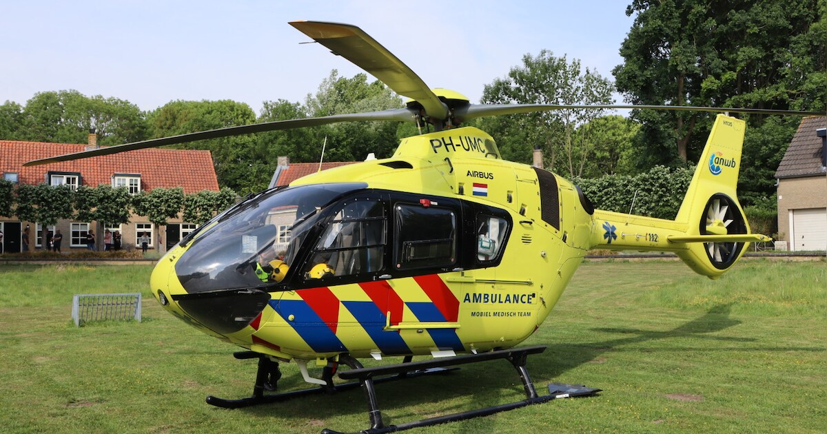 Traumaheli landt midden in woonwijk op voetbalveldje in Waspik
