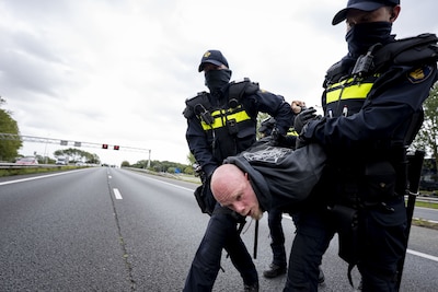 Teruglezen | 100 klimaatactivisten aangehouden bij blokkade A12 • Auto’s in beslag genomen • Burgemeester reageert