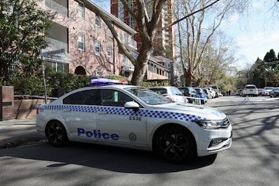 Auto rijdt door hekken Russisch consulaat in Sydney, verdachte opgepakt