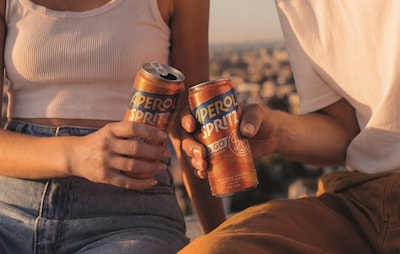 Sleuren met flessen is voorbij: Aperol lanceert na 107 jaar kant-en-klaar blikje