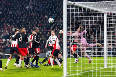 LIVE | PSV virtueel weer wél door in de Champions League, jongeling Fernandez vervangt Man