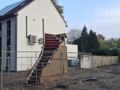 Sloper haalt huis weg maar laat de trap staan en nee, dat is geen vergissing