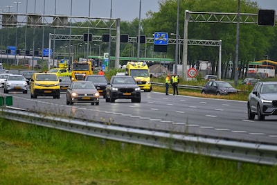 Vrachtwagen en auto botsen op A2 bij Beesd, één gewonde