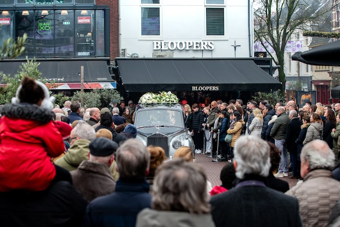 Korenmarkt neemt afscheid van geliefde kroegbaas Tim: ‘Bedankt mijn ...