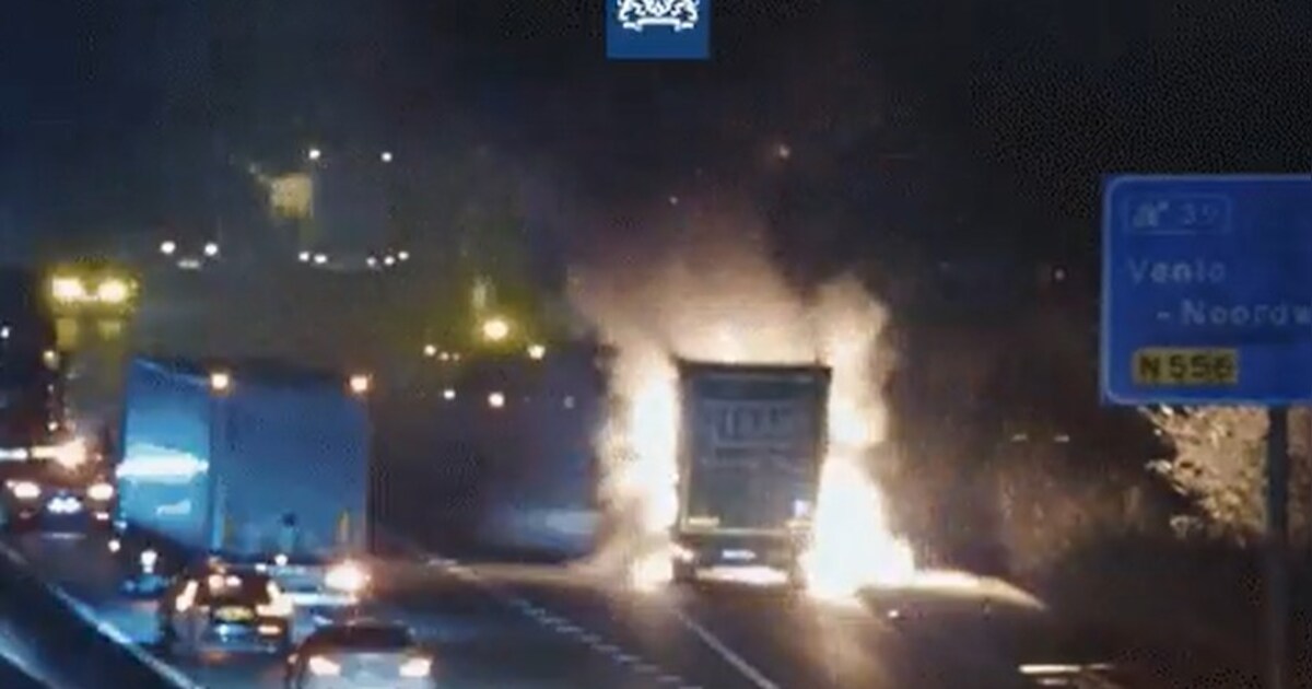 Trailer met 13 ton staal in brand op de A67 bij Maasbree, weg afgesloten