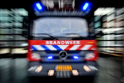 Eerst knapt de waterleiding, dan ontstaat kortsluiting; brandweer schiet midden in de nacht te hulp