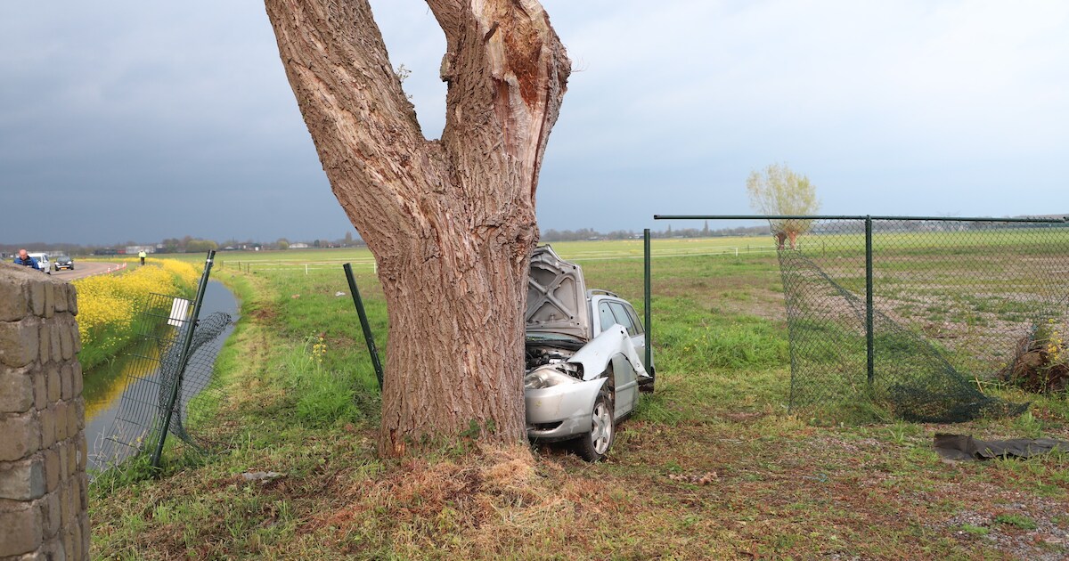 Auto raakt van Van Heemstraweg, rijdt door sloot en knalt op boom: twee zwaargewonden