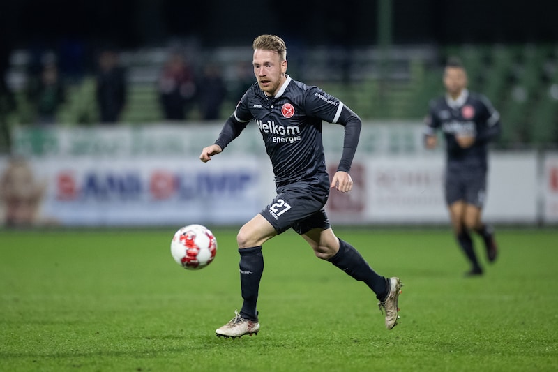 Youri Loen in het shirt van Almere City.