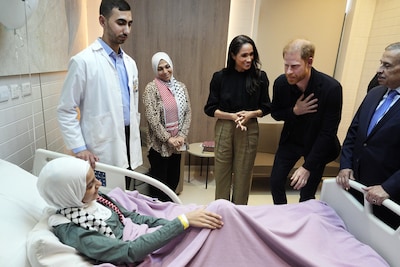 Foto’s van Harry en Meghan gaan de wereld over: hun bezoek leidt af van schandaal rond Andrew