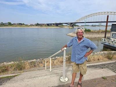 Meisje loopt zonder ouders over Waalkade en loopt de rivier in, Wim grijpt in: ‘Ik had er een vreemd