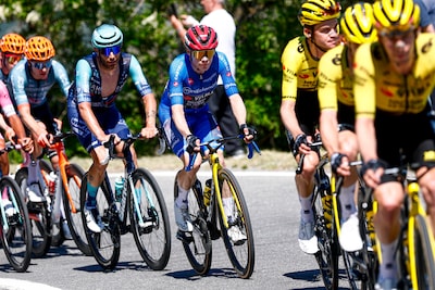 LIVE Giro d’Italia | Voorsprong kopgroep loopt hard terug op slotklim, Arensman nog stevig in het peloton