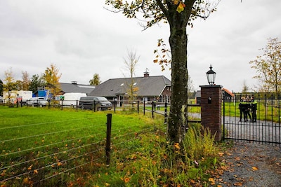 Drugs en wapens in luxe woonboerderij op Veluwe: eigenaar (52) blijkt man met berucht verleden