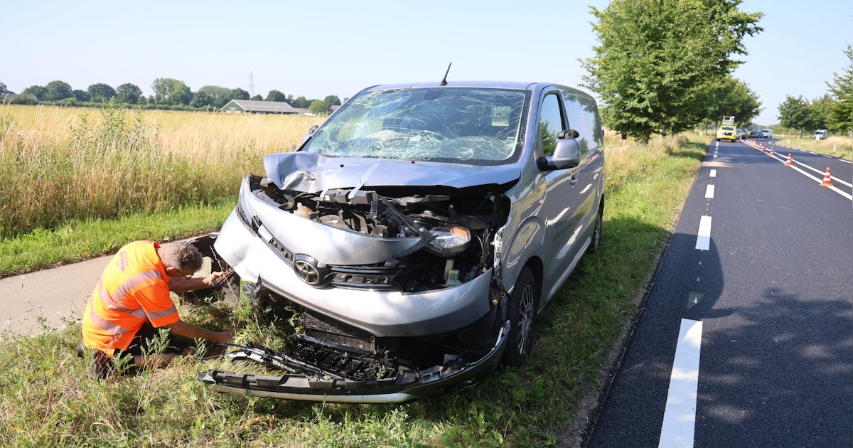 Pittig ongeluk Staphorst: auto tegen boom, één persoon naar ziekenhuis.