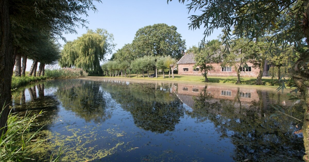 Statenleden in regen langs de Brugweg