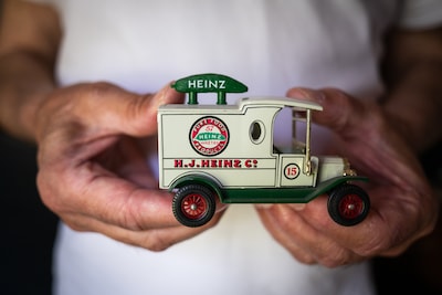 Gerard (70) werkte 47 jaar tussen de ketchupflessen, nu staat zijn huis vol met honderden Heinz-spullen