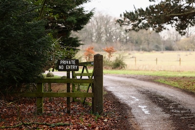 LIVE ANDREW OPGEPAKT | Britse recherche arriveerde ’s ochtends bij huis van prins Andrew