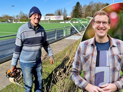 Freek Boom dunt - met vier mannekes - de houtwal rond het veld van SVS’65 wat uit