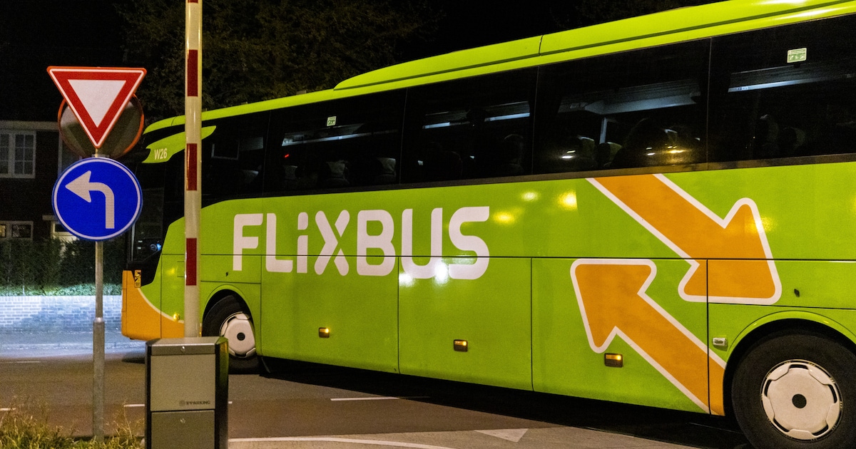 Geur verraadt Flixbus-passagier: marechaussee ontdekt stapel hasj in koffer