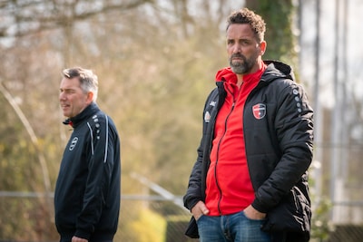 Hekkensluiter van de vierde klasse zet trainer op straat: ‘Het verbaast niet alleen mij, maar ook de