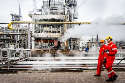 Waarom Shell stopt met de bouw van een dure biobrandstoffenfabriek: ‘Dit slaat in als een bom’