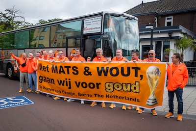 Twentse Oranjefans volgen dorpshelden Wout Weghorst en Mats Wieffer naar VS: ‘Het is een gokje’