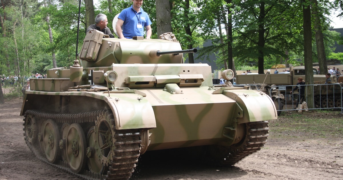 Bezoekers bewonderen grote tanks en auto’s bij Militracks: grote drukte om zelf mee te rijden