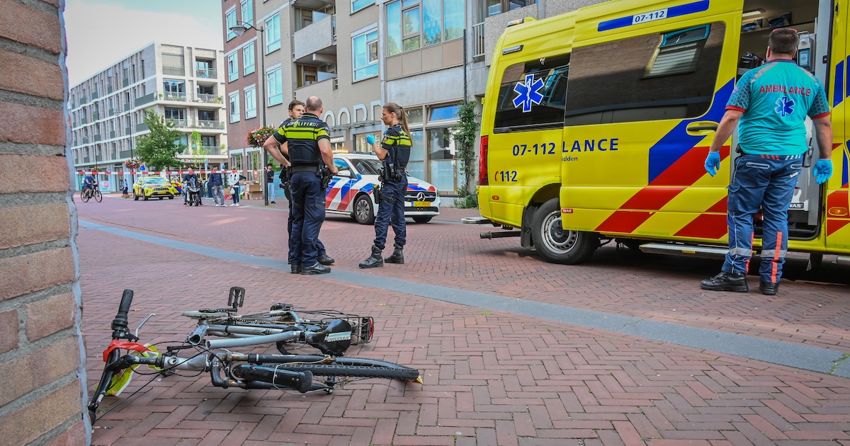 Fietser met spoed naar het ziekenhuis na botsing met scooter in Arnhem.