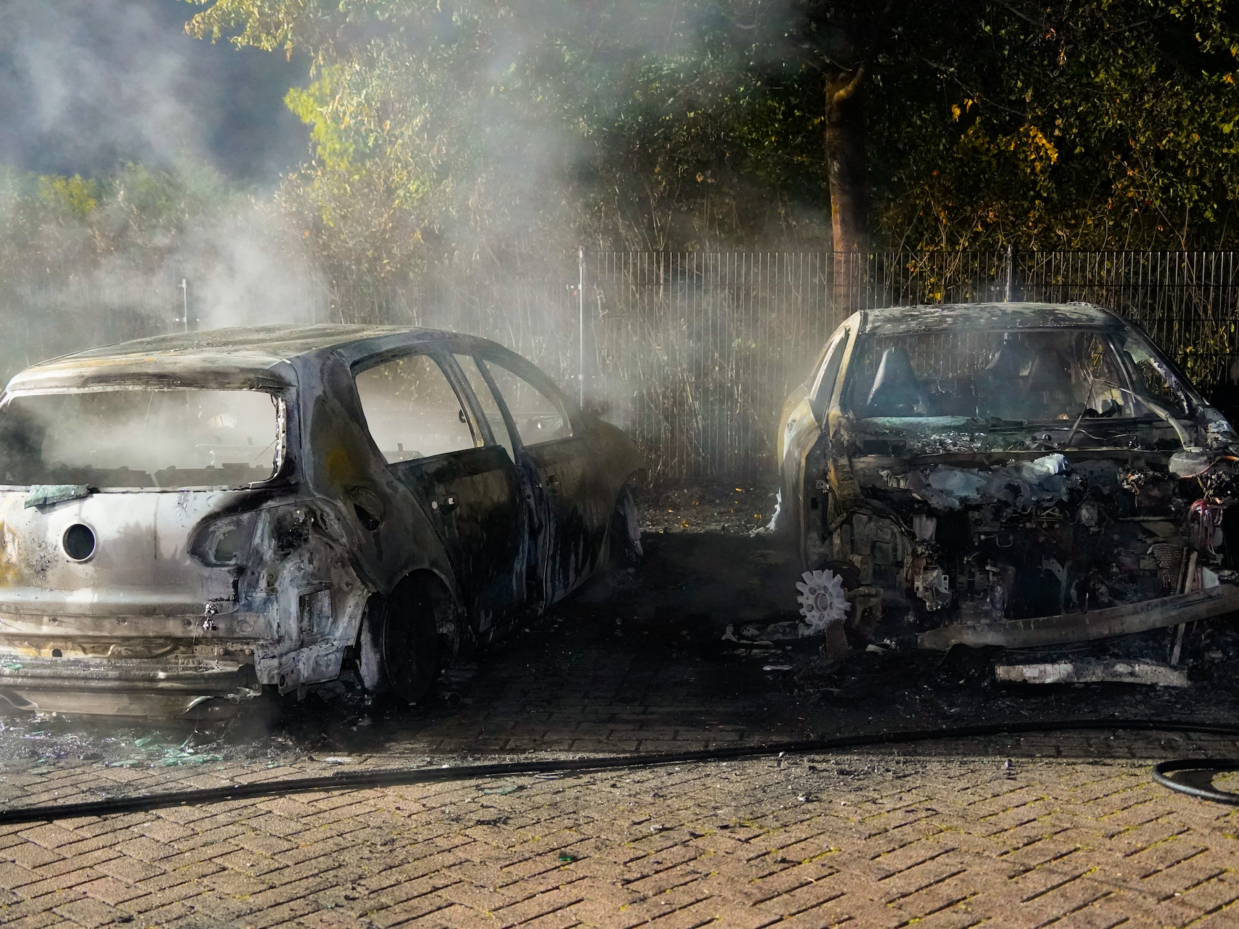 Twee auto's volledig uitgebrand in Dieren