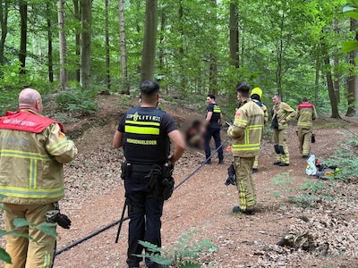 Vreemde situatie midden in een bos: man stookt vuurtje, maar niemand kan met hem praten